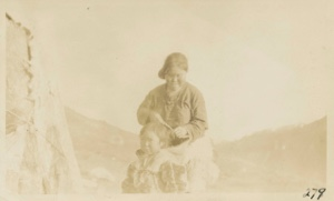 Image: Eskimo [Inughuit] (wife of Koo-e-tig-e-to [Kuutsiikitsoq]) and child Naduk